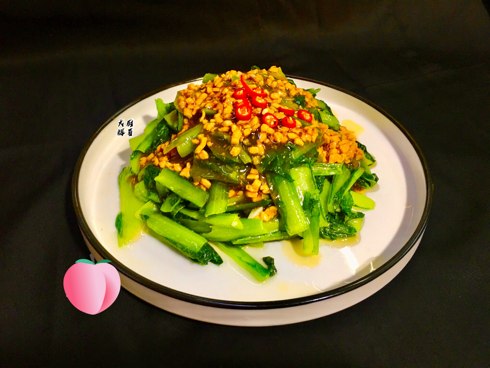 小白菜洗净切成段,用沸水加入盐和油汆烫一下捞出沥水.