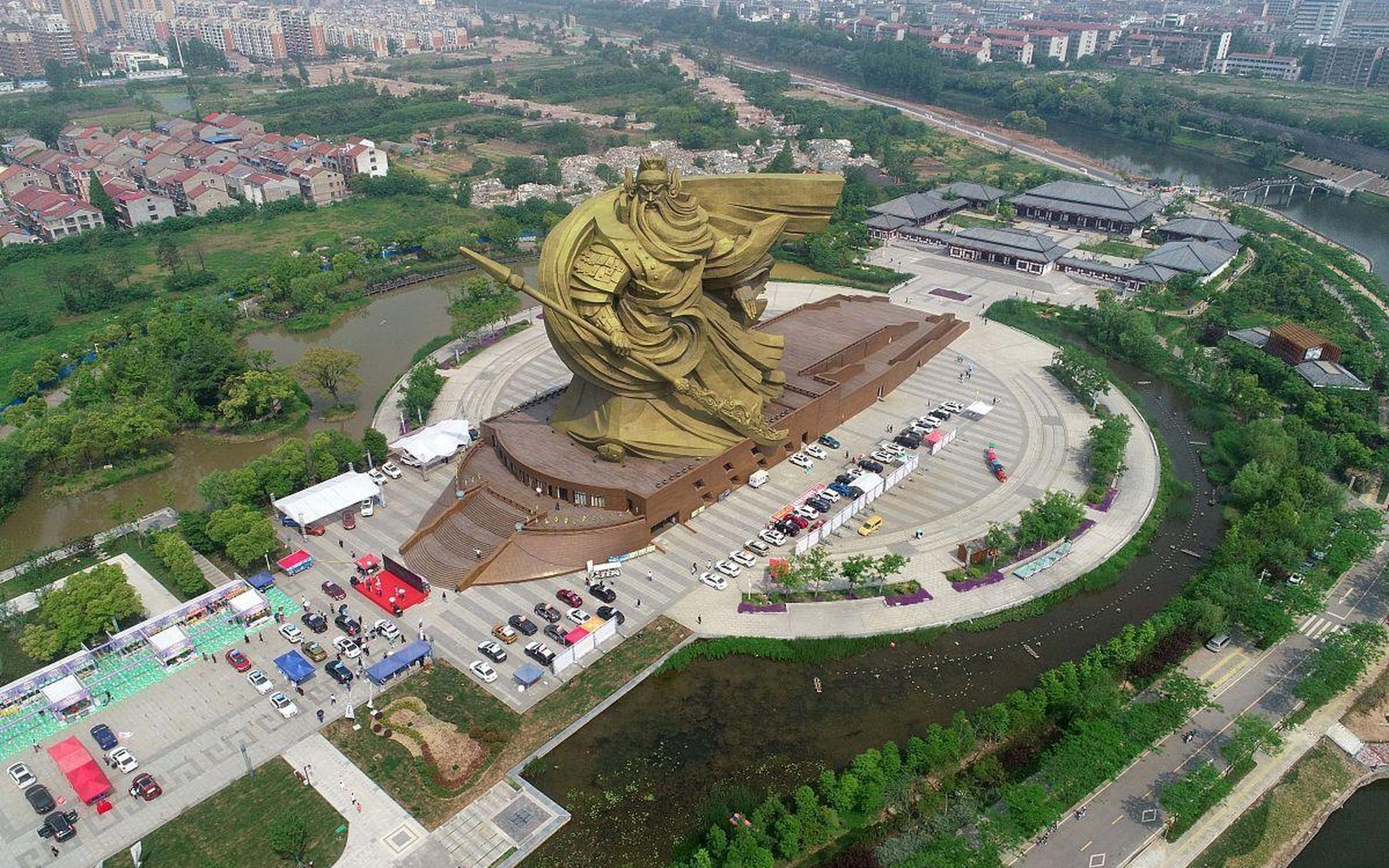 当初为了建这座关公像,费时5年花了1.7亿,换来两个世界之最:最大最重.