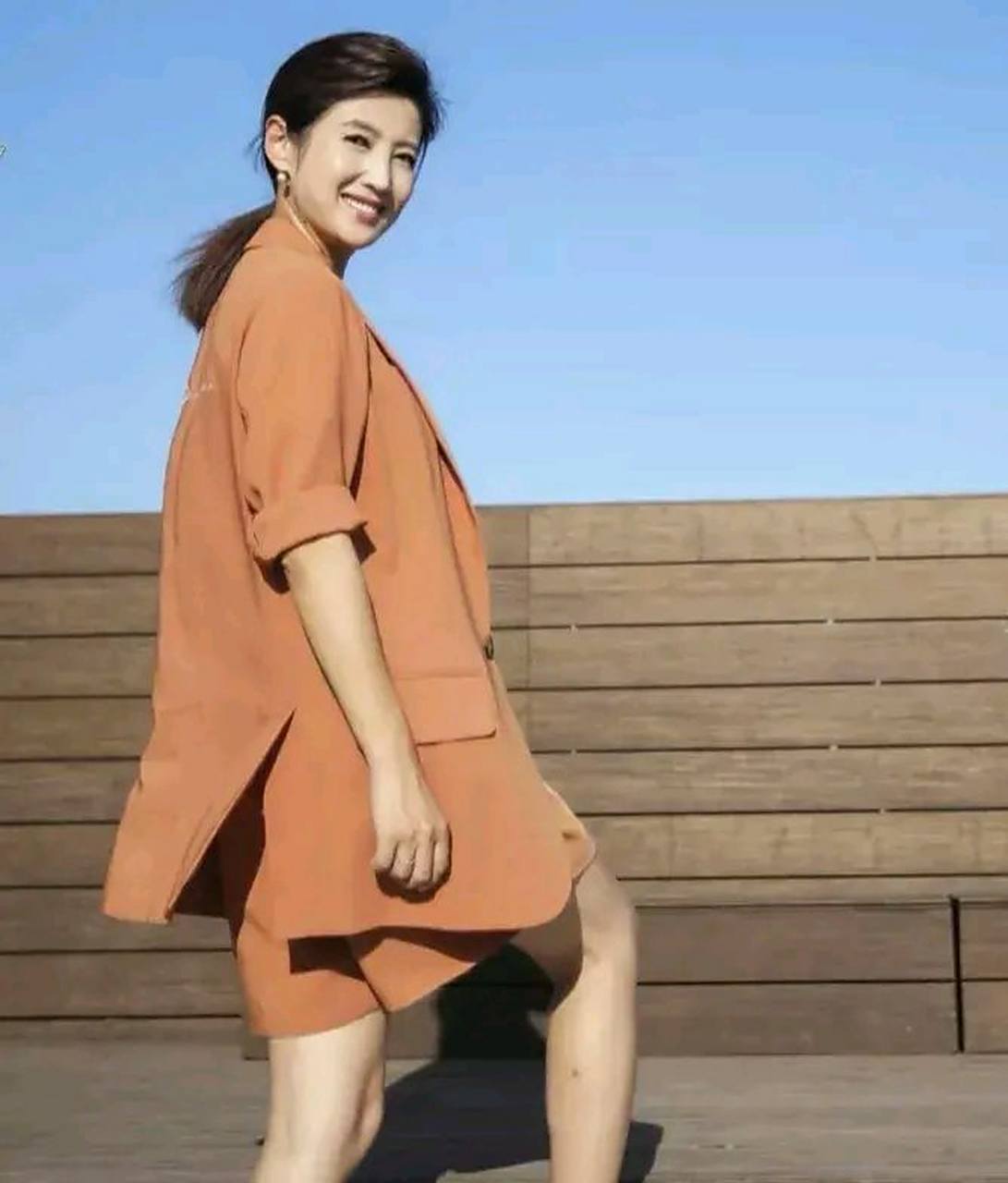 北京卫视主播徐春妮,她美丽大方,笑容可掬,穿搭时尚,主持风格大气