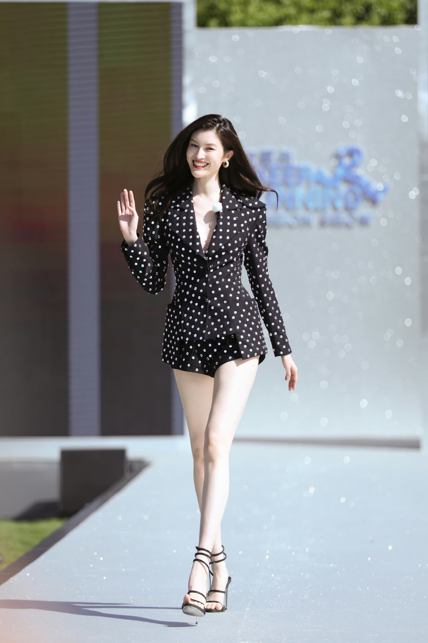 何穗  高跟凉鞋美腿