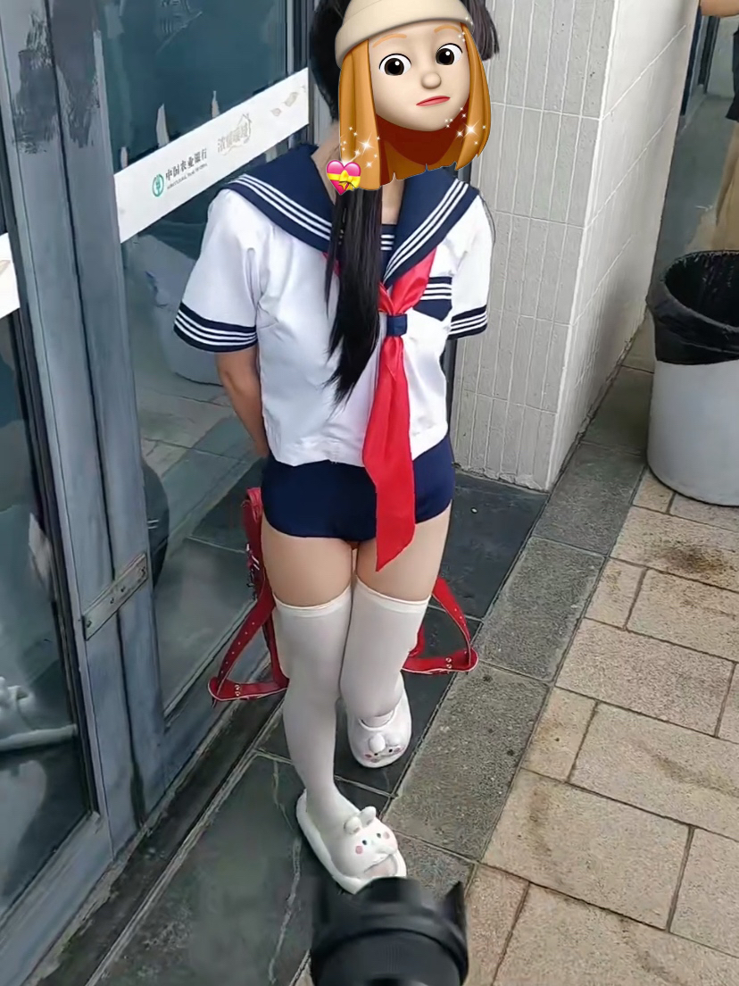 女子戴红领巾cos小学生,动作撩人性感,一群男摄影师围着拍