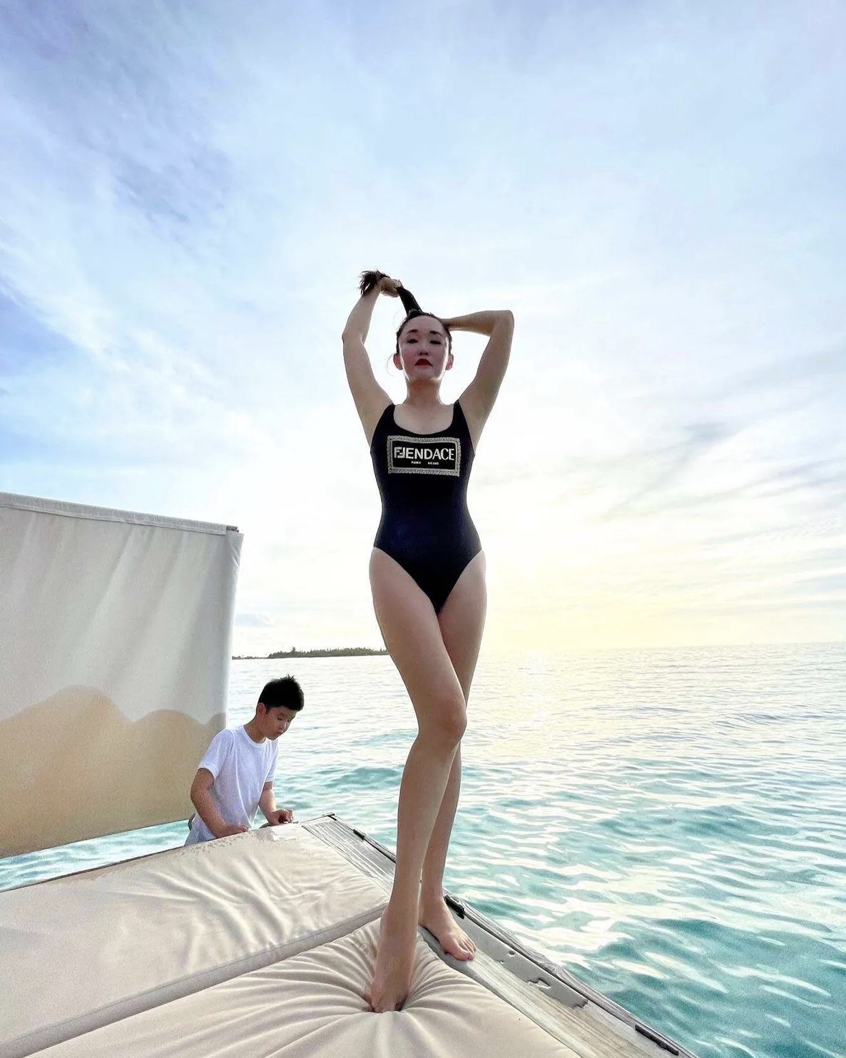 51岁范文芳晒泳装照庆祝节日,高龄产子被宠成公主