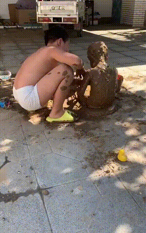 熊孩子,玩泥巴,妈妈拿着棍子在赶来的路上了.#四月创作打卡挑战赛