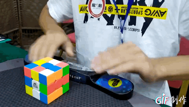 神手速!9秒复原魔方 这个龙岩少年手指转出