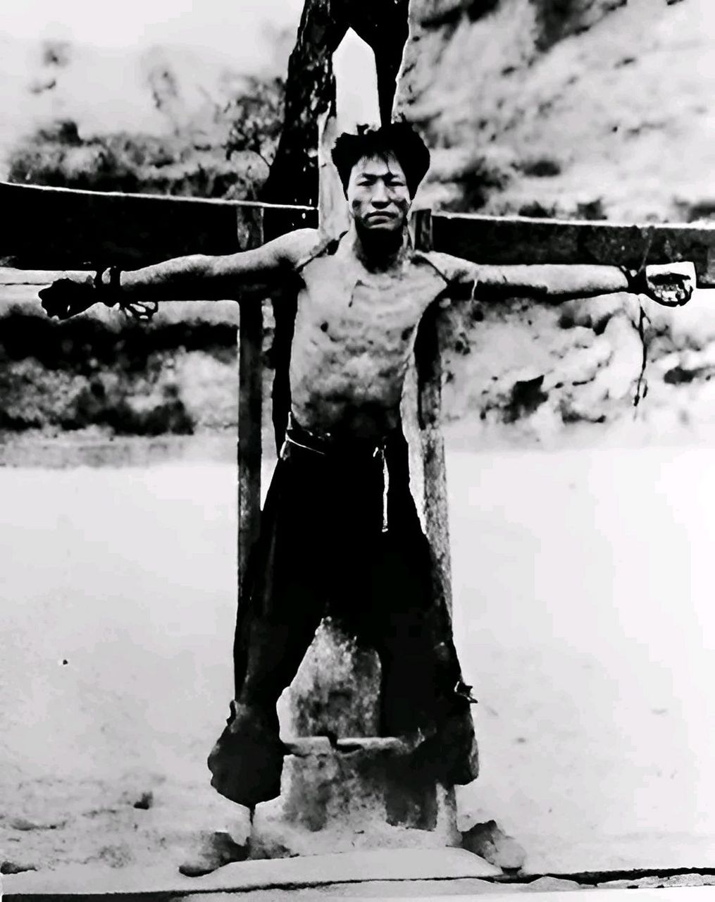 他被绑在十字架上,一个刽子手拿着数寸长的铁钉,举着铁锤逼问道:"死到