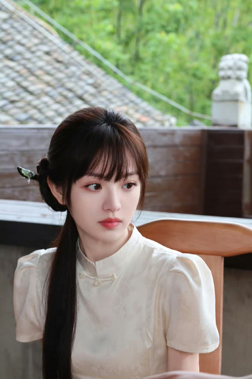 田曦薇# 一袭白色旗袍,清纯甜美的容颜,婀娜多姿的曼妙身姿,清纯甜美