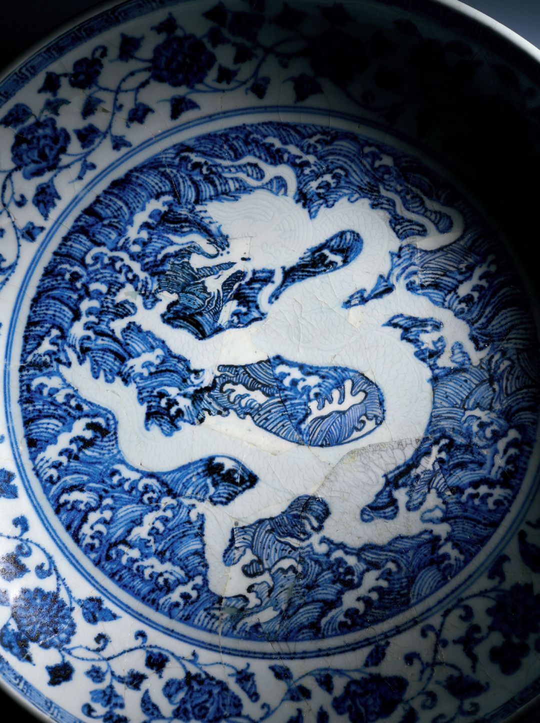 明永乐 青花留白暗刻海水云龙缠枝花卉纹大盘