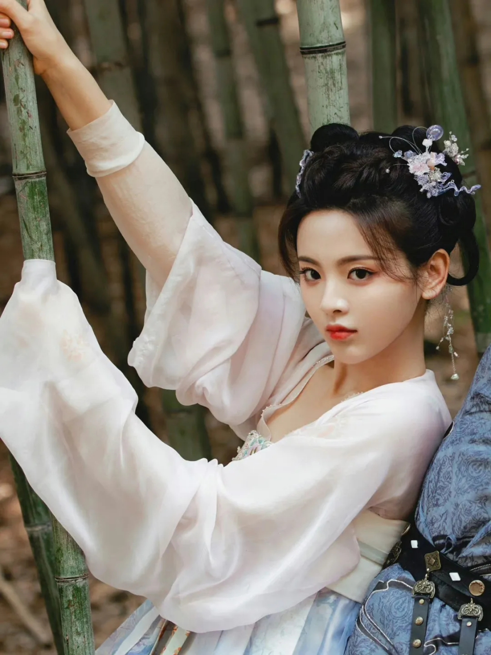 杨超越新剧播出之后,团队想过给她买热搜,但观察了一段网评时间之后