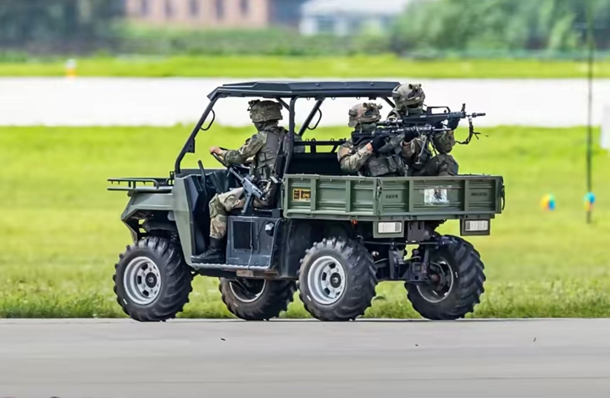 通过性好,能爬坡,能涉水,能载重的4x4驱动"山猫"全地形车能轻松坐下四