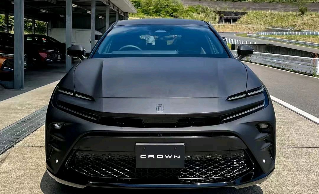 丰田皇冠sport来了,轿跑风格suv造型,2.4t动力加速更给力