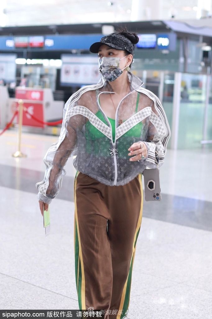 组图：钟丽缇母女三个同框现身机场两个女儿亭亭玉立