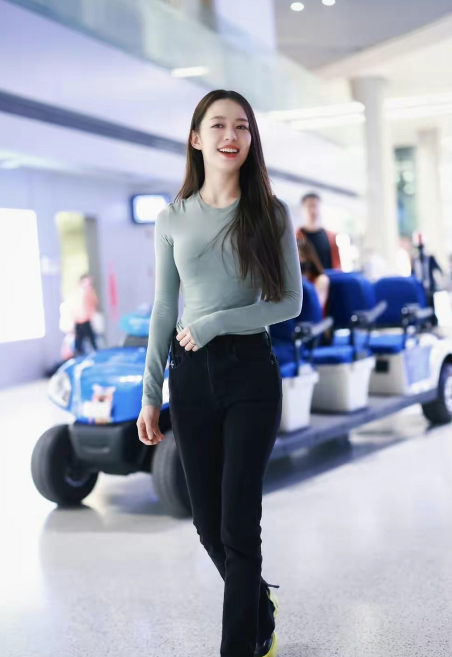 吉娜的身材堪比娱乐圈中的女明星,凹凸有致.