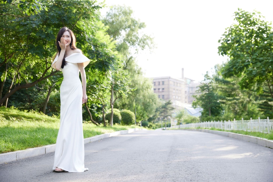 组图：唐嫣白色露肩长裙大片曝光夏日绿茵中长发翩然温柔缱绻