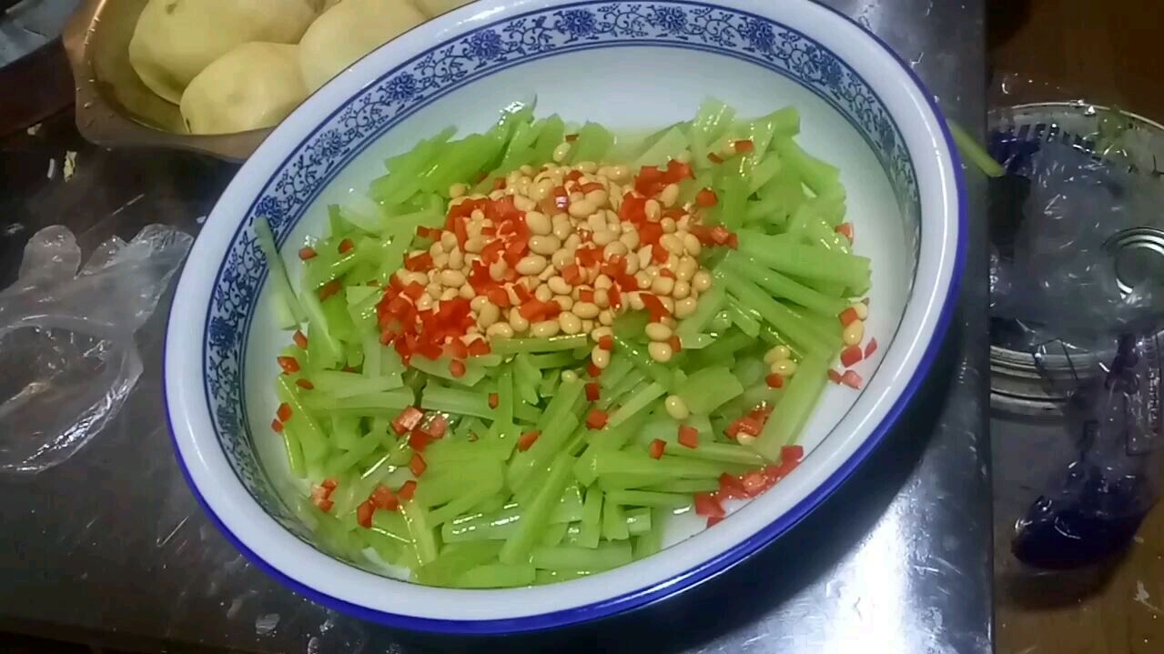 适合熟食店,小餐馆,大排档的三道凉拌菜,简单好做,利润也不错