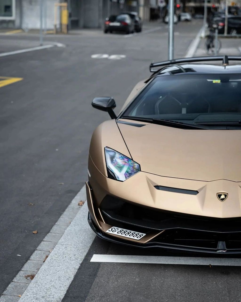 土豪金的兰博基尼aventador svj 很多设计语言来自于战斗机的空气动力