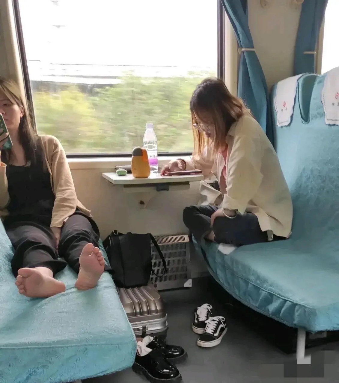 火车上脱鞋脱袜,这样的行为,我们该如何看待?