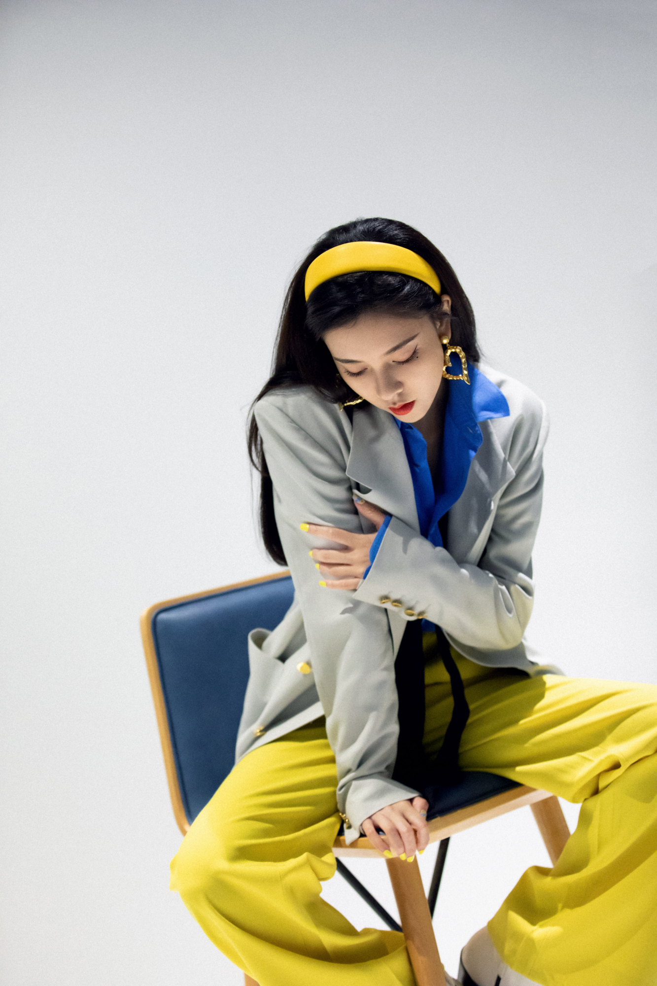 宋妍霏穿搭造型,展现多面复古魅力,彰显独特时尚态度