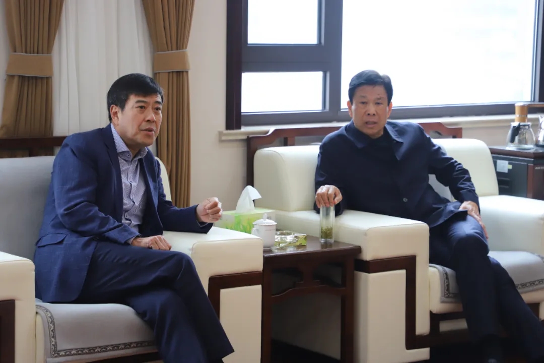 日照港集团崔亮一行来宏达交流座谈