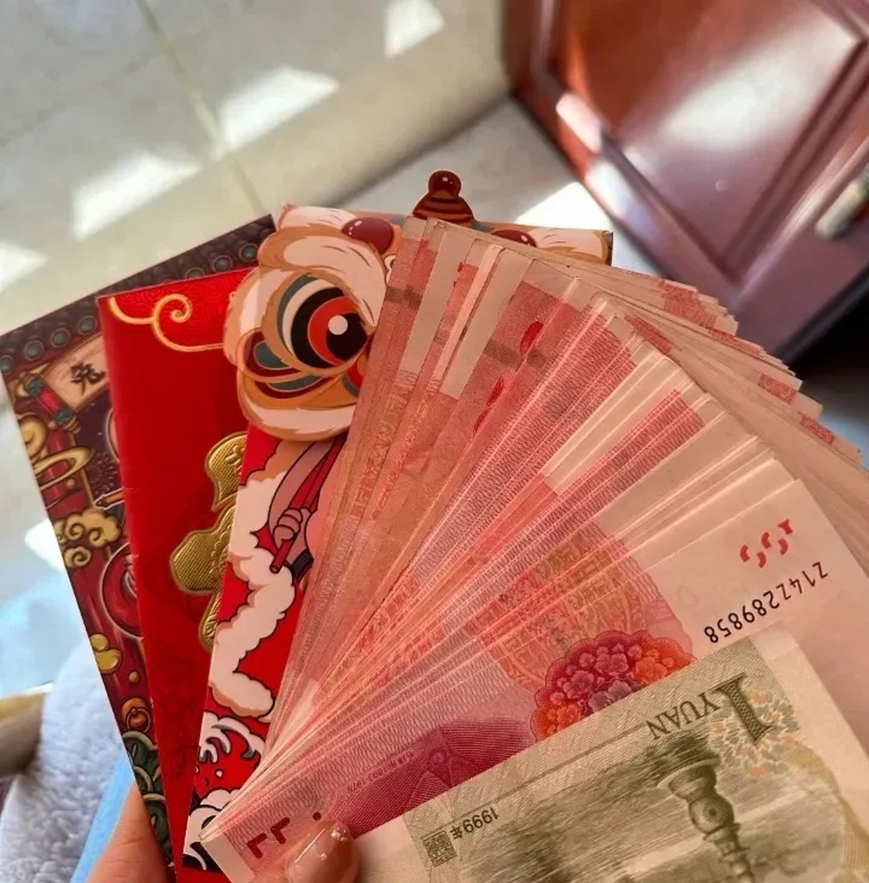 女儿男朋友第一次上门,我们做父母的给了他9999的红包,寓意为长长久久