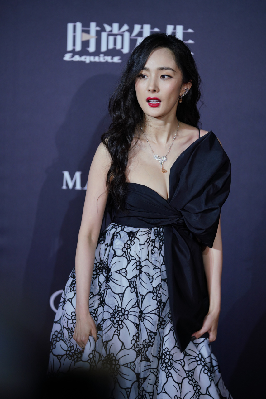 杨幂出席时尚先生活动现场美图,女神身材真的太好了!