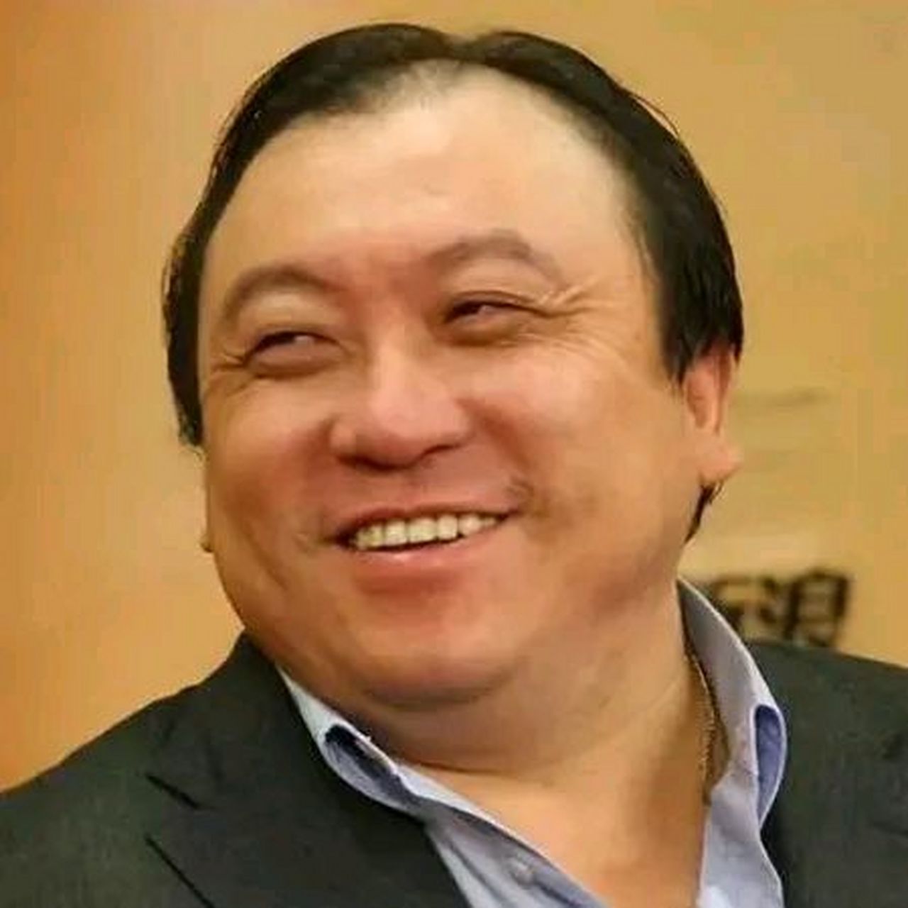 主持人鲁豫问导演王晶,艺术家嘛,不能拍什么三季片吧,你觉得你是艺术