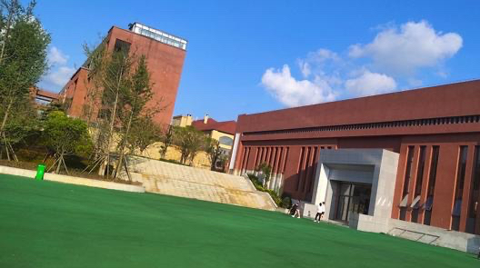 贵阳市修文县明雅学校九年级的20多名学生因违规将手机带到学校,并且