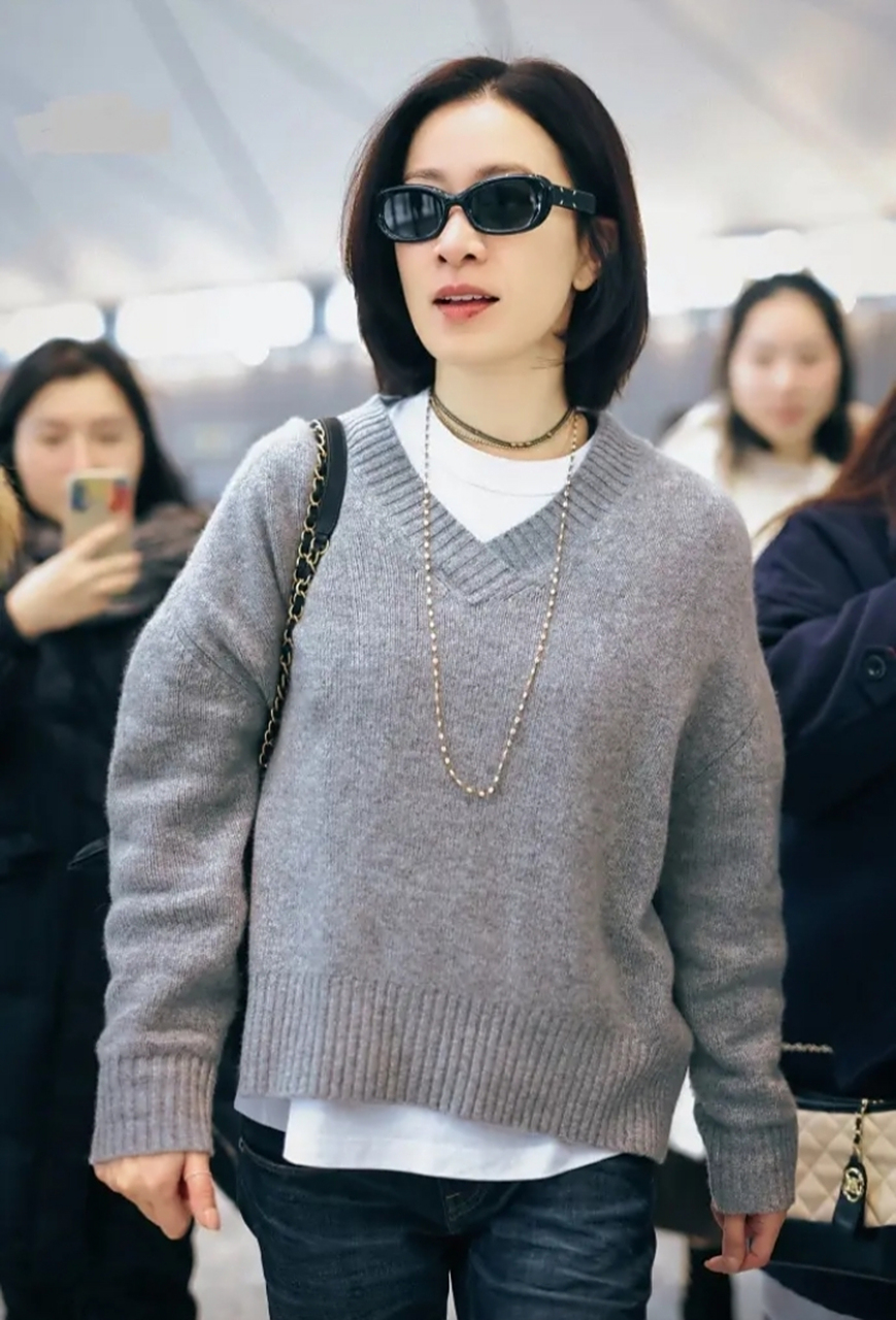 佘诗曼,我最爱的香港女星 又去走机场了,这一次的穿搭 很日常,但很