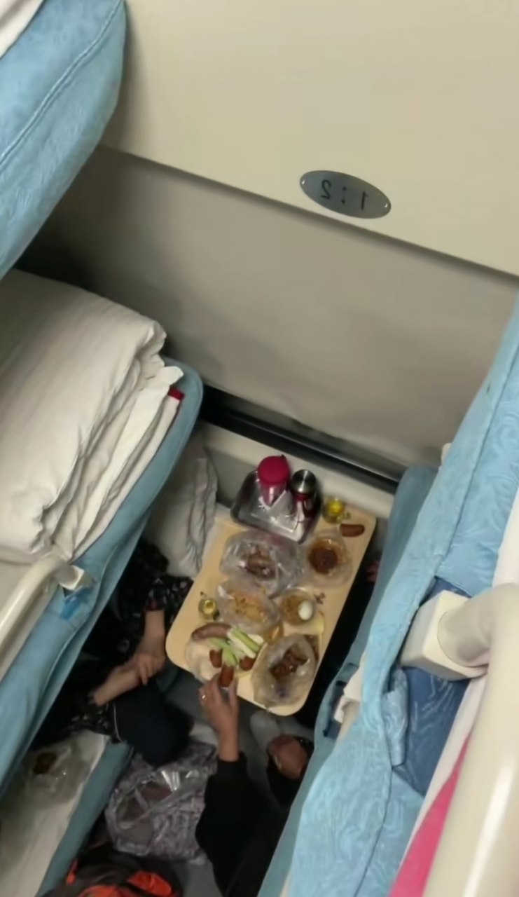 坐火车卧铺,正饿着呢一看下边,我该怎么办?