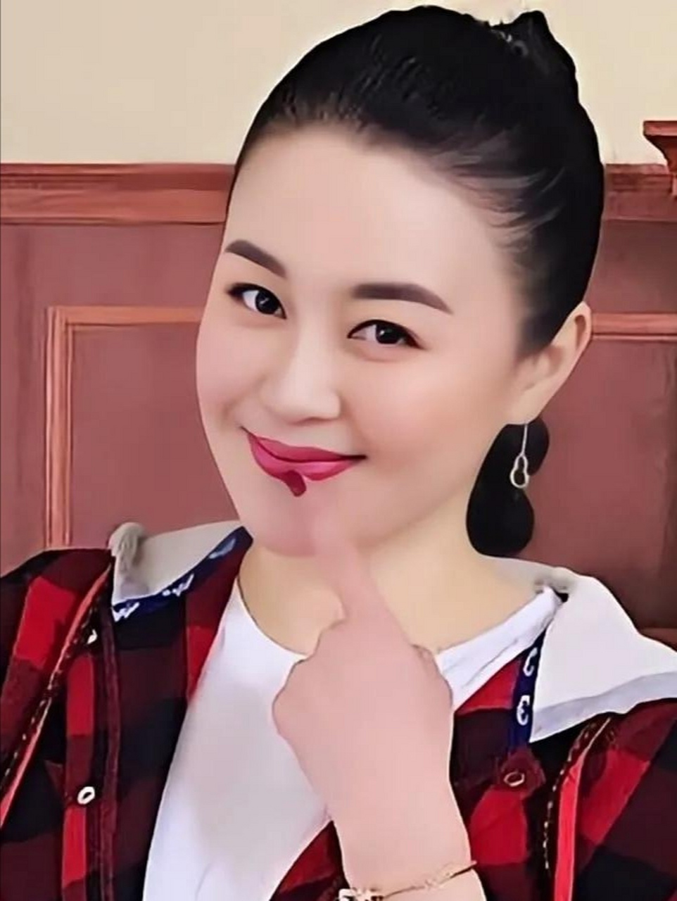 生于黑龙江省七台河市勃利县,毕业于北京电影学院,中国内地影视女演员