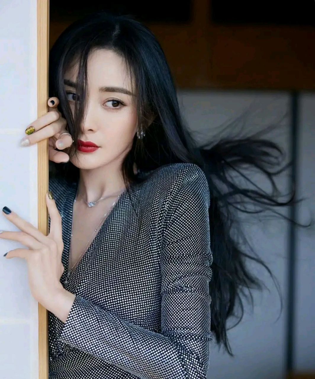 杨幂,这位迷人的女演员,最近在一场活动中穿着一袭银色亮片连衣裙