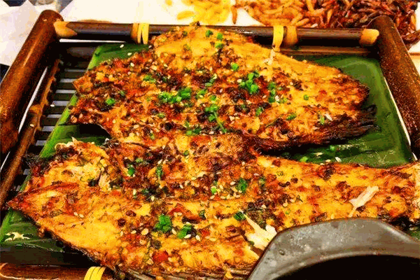 香茅草烤鱼:来自西双版纳的美食诱惑