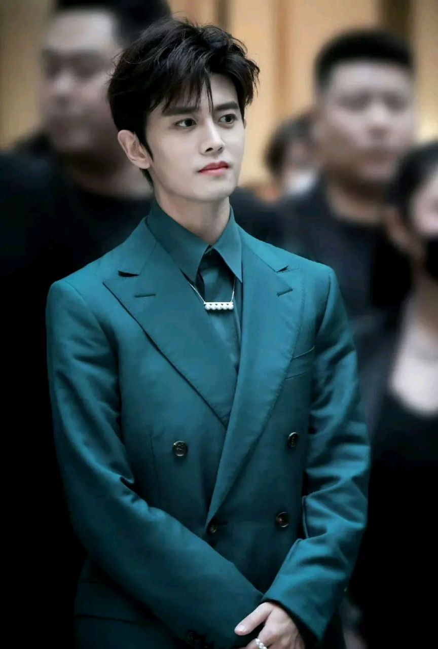 照片中,任嘉伦身穿墨绿色的西装,搭配珍珠珠宝,又酷又飒,他的外形