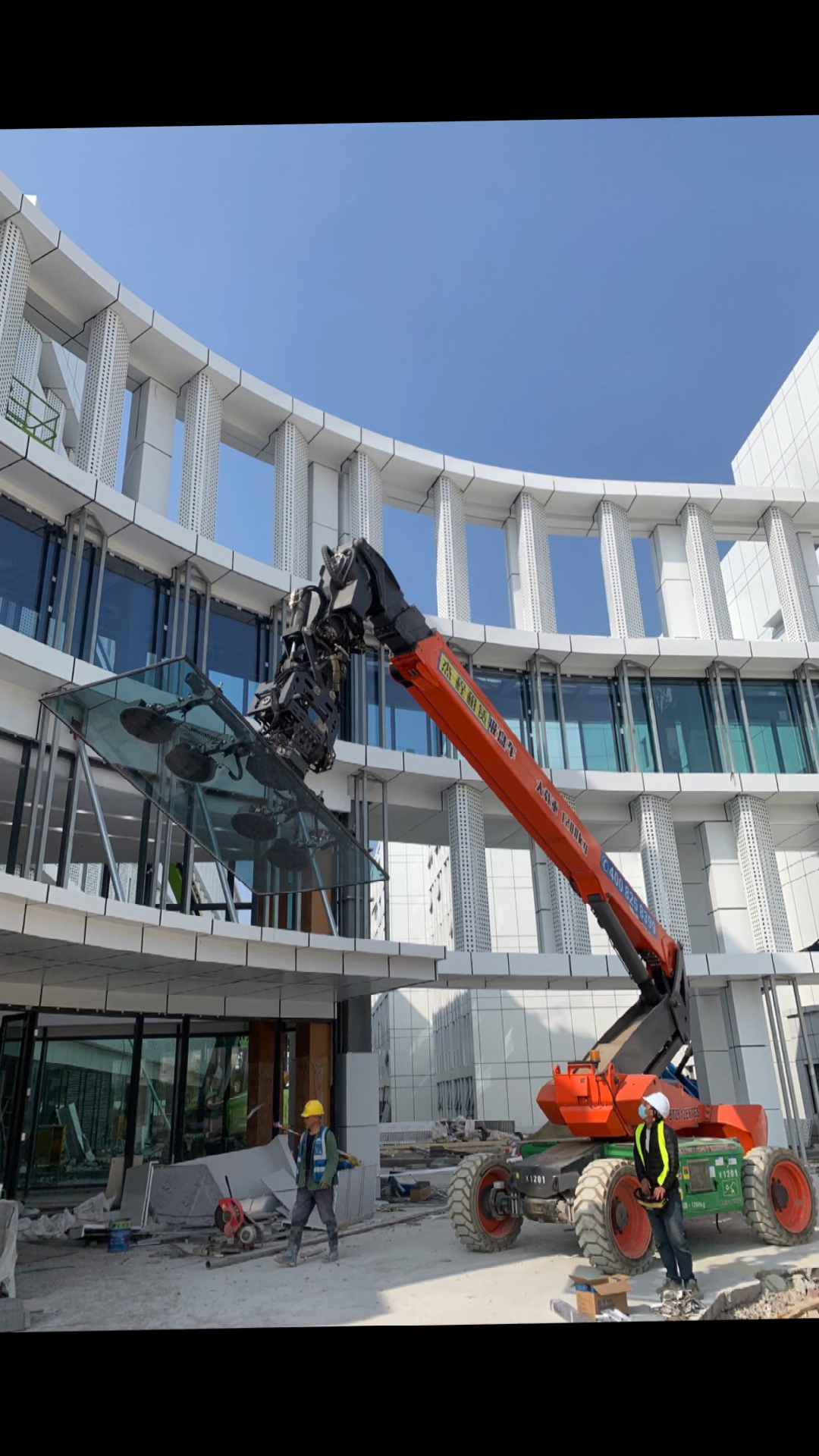 玻璃安装机械手# #杰程租赁 高空作业车搭配使用