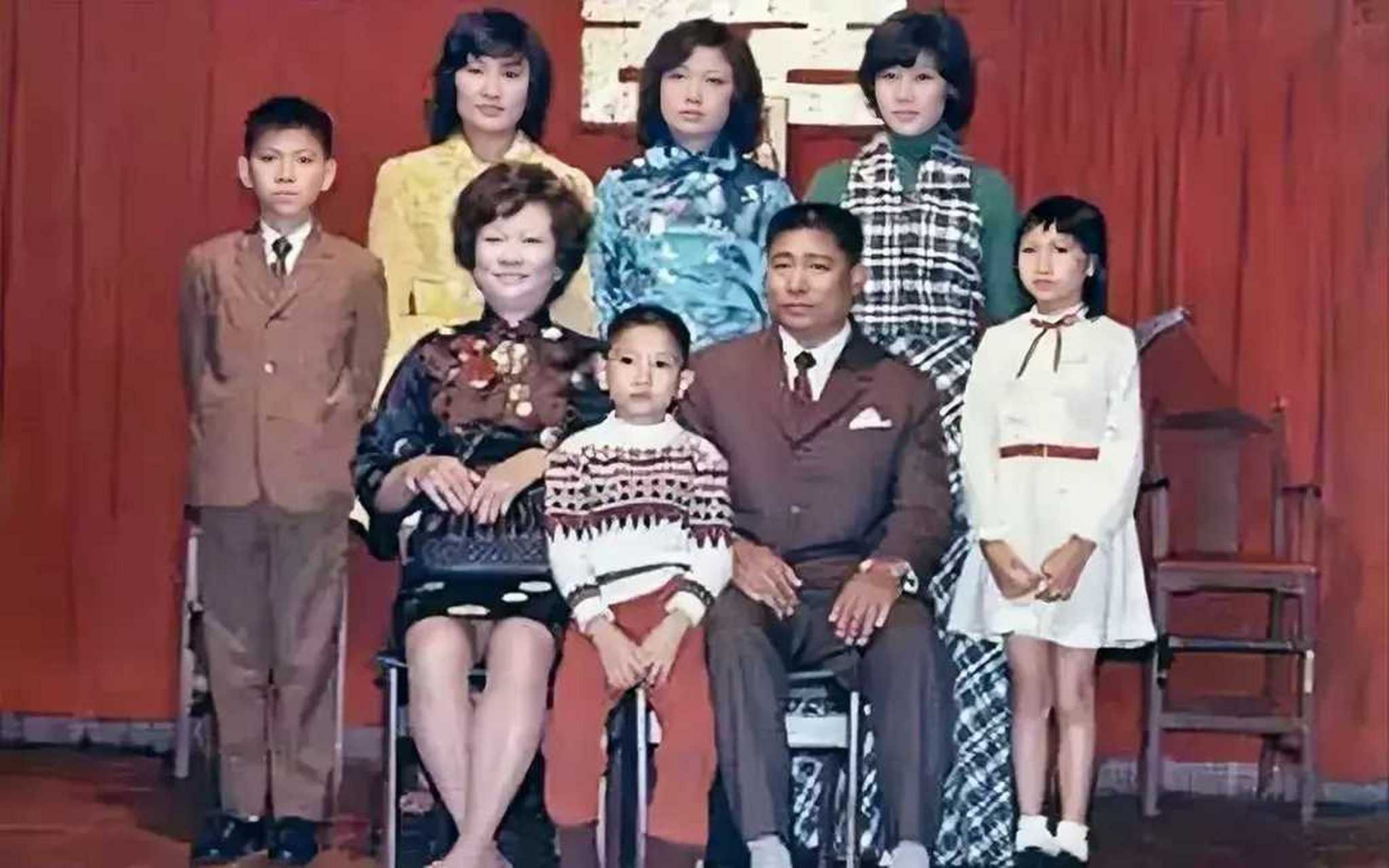 70年代,刘德华和家人拍的一张全家福,西装领带的他像个小大人,严肃又