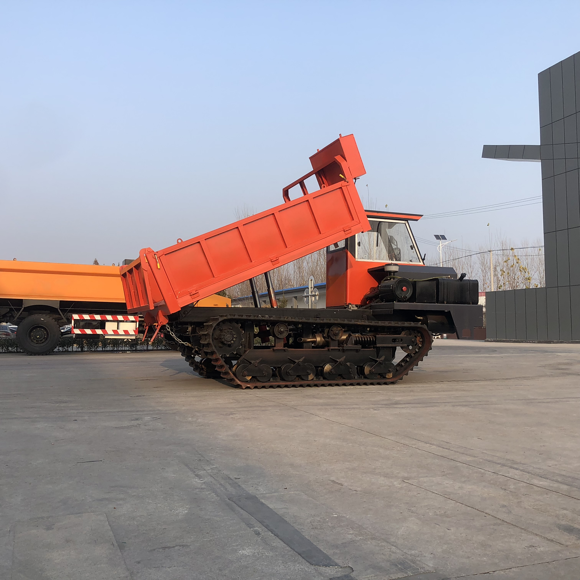 4吨工程履带拉渣爬山虎厂家供应