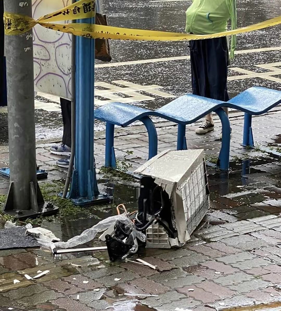 22岁女生等公交车被从17楼掉下来的空调砸中,不幸身亡  据了解,附近