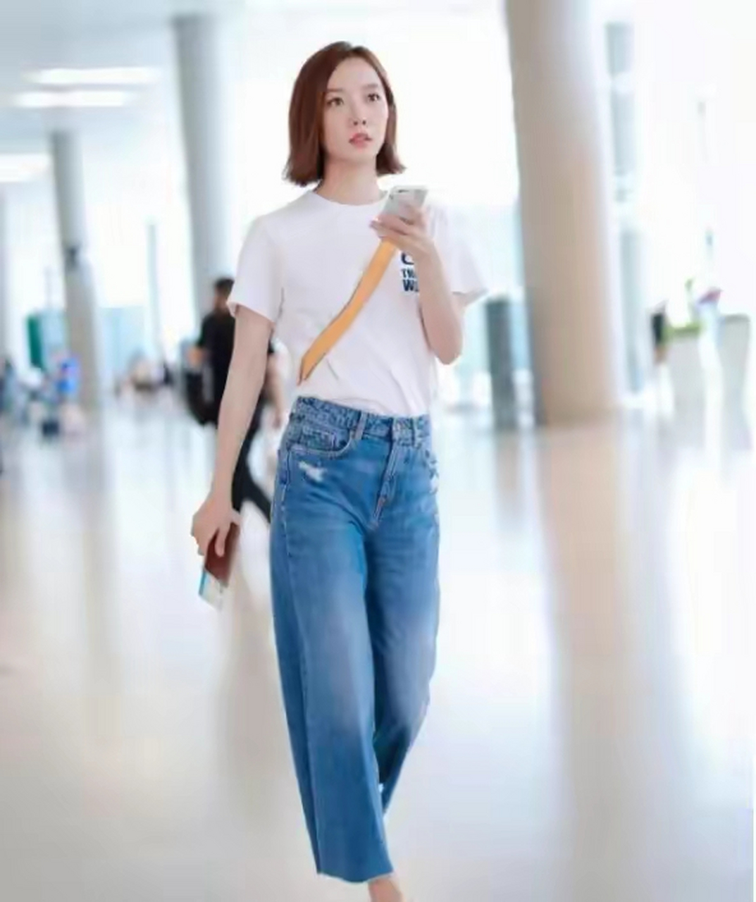 网友:王珞丹穿着棒槌式的麻袋牛仔裤,穿在身上,让人瞬间眼前一亮