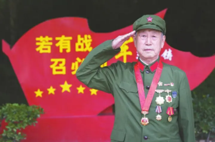 老兵张守义:讲好"英雄营"故事,播下爱国强军的种子