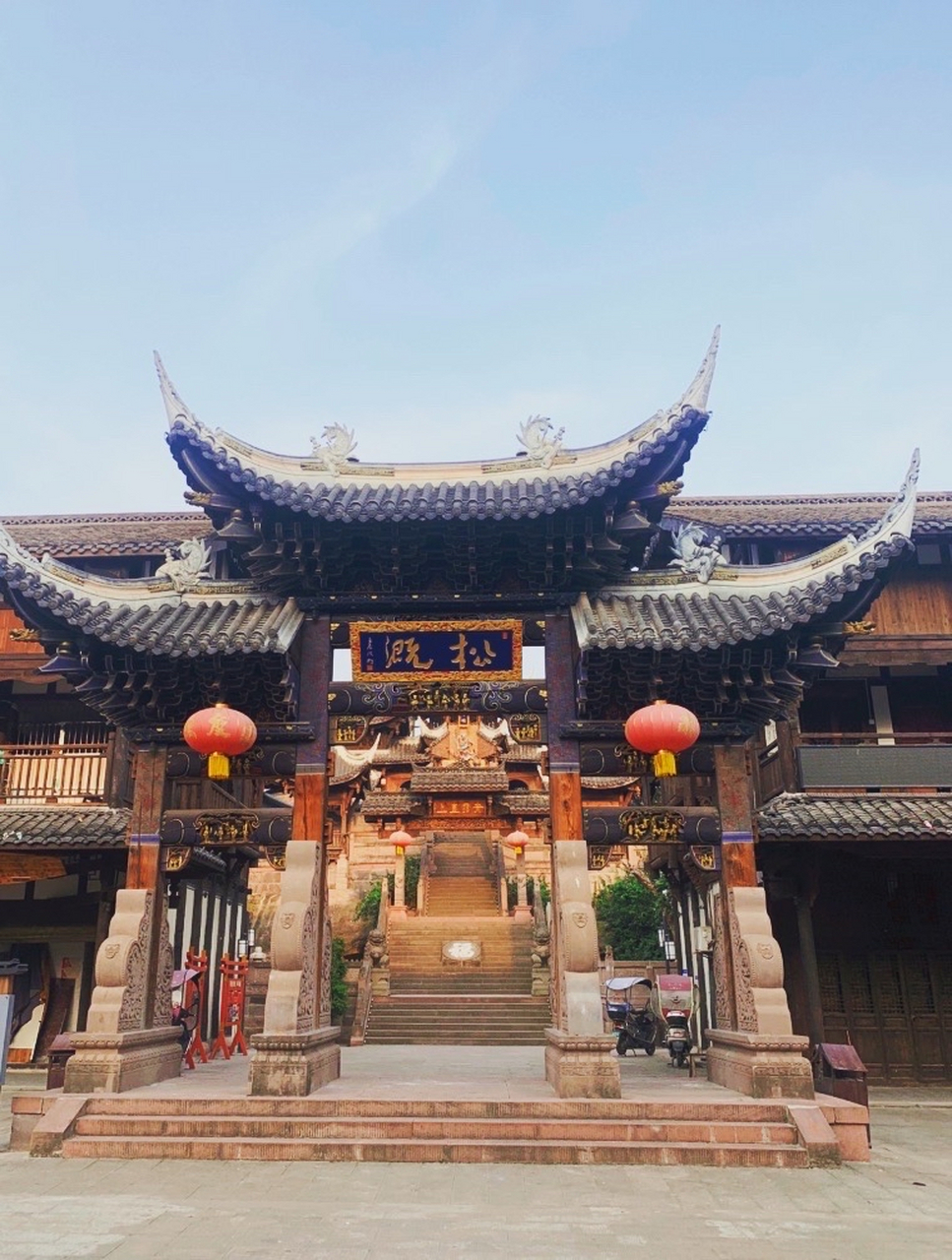 松溉古镇是一个历史悠久的古镇,位于重庆市永川区南部,距离重庆市中心