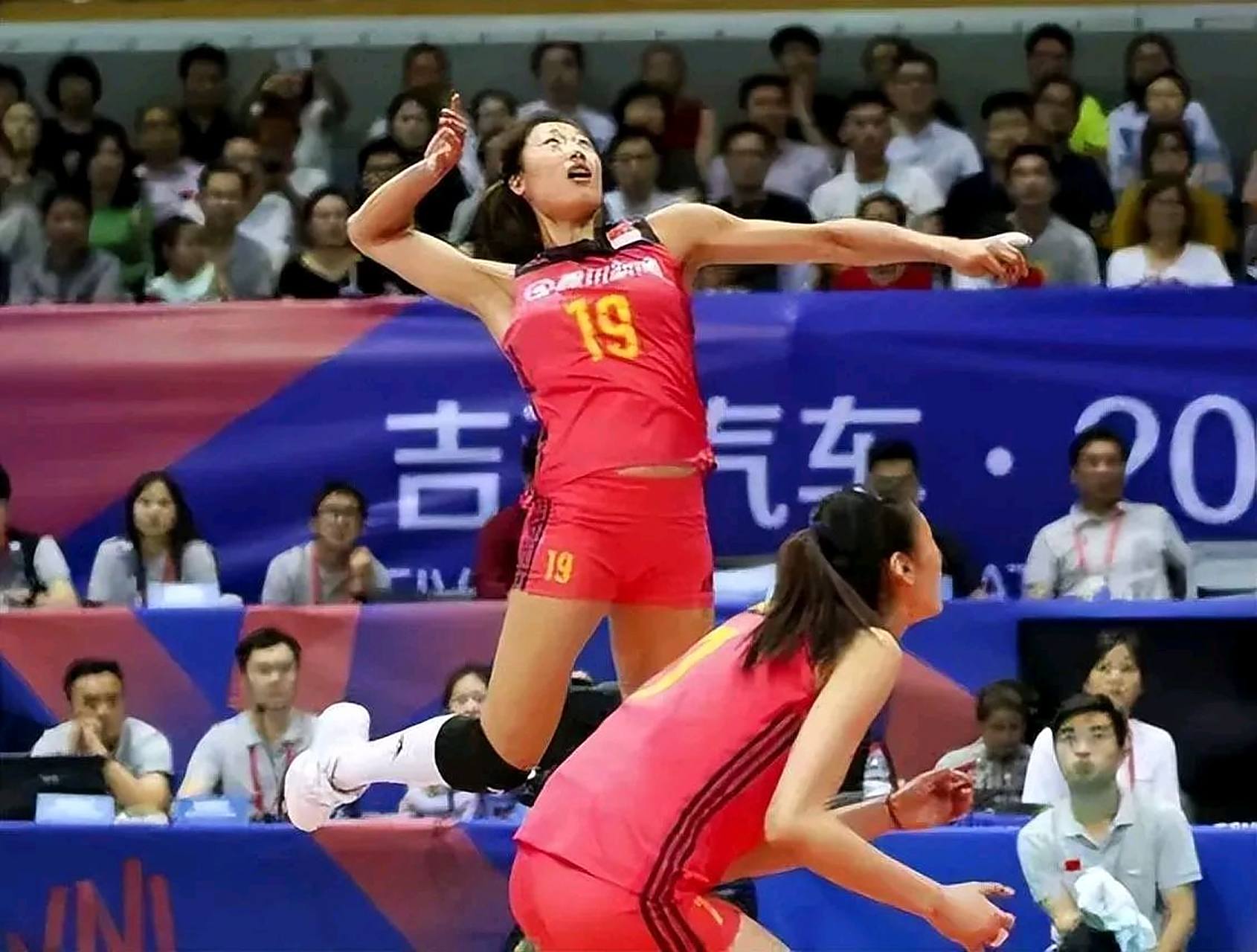 中国女排扣球速度top5排名 1.李盈莹  106.8km/h 2.朱婷  98.5km/h 3.