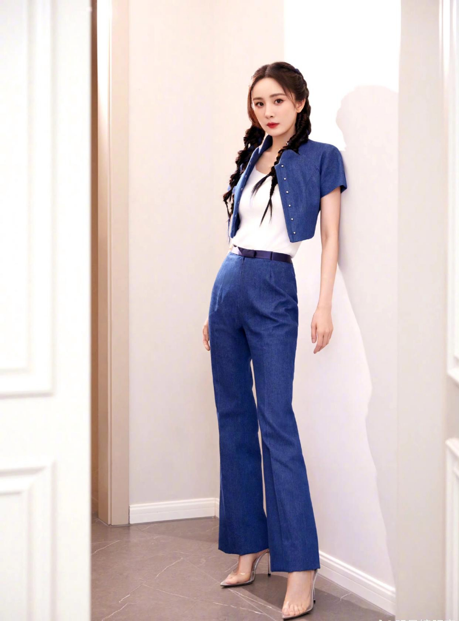 看着像没穿鞋子一样,杨幂这高跟鞋挺特别的