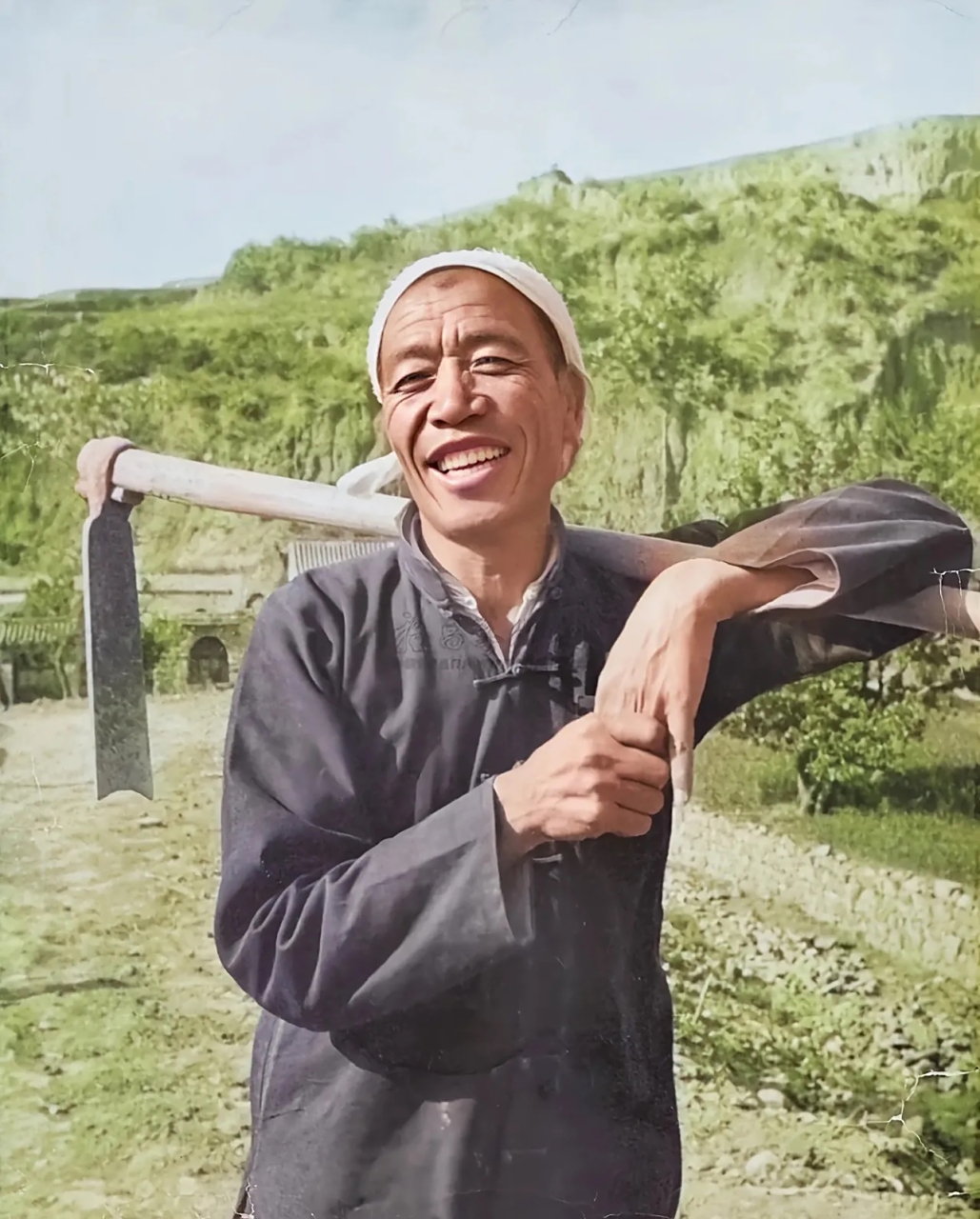 六十年代,大寨成了先进典型,全国来参观学习的络绎不绝