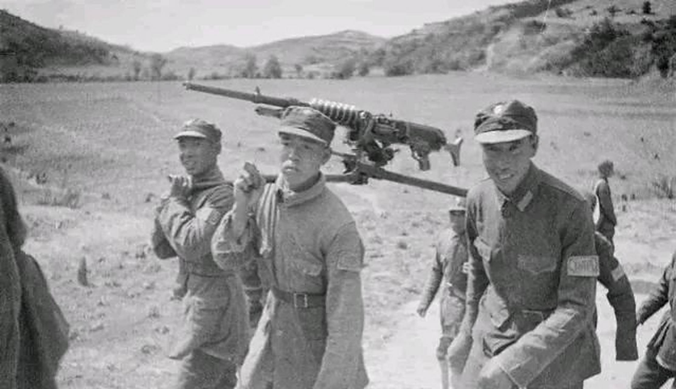 日本三八式重机枪,1903年仿制于法国哈奇开斯1897型重机枪,命名为保式