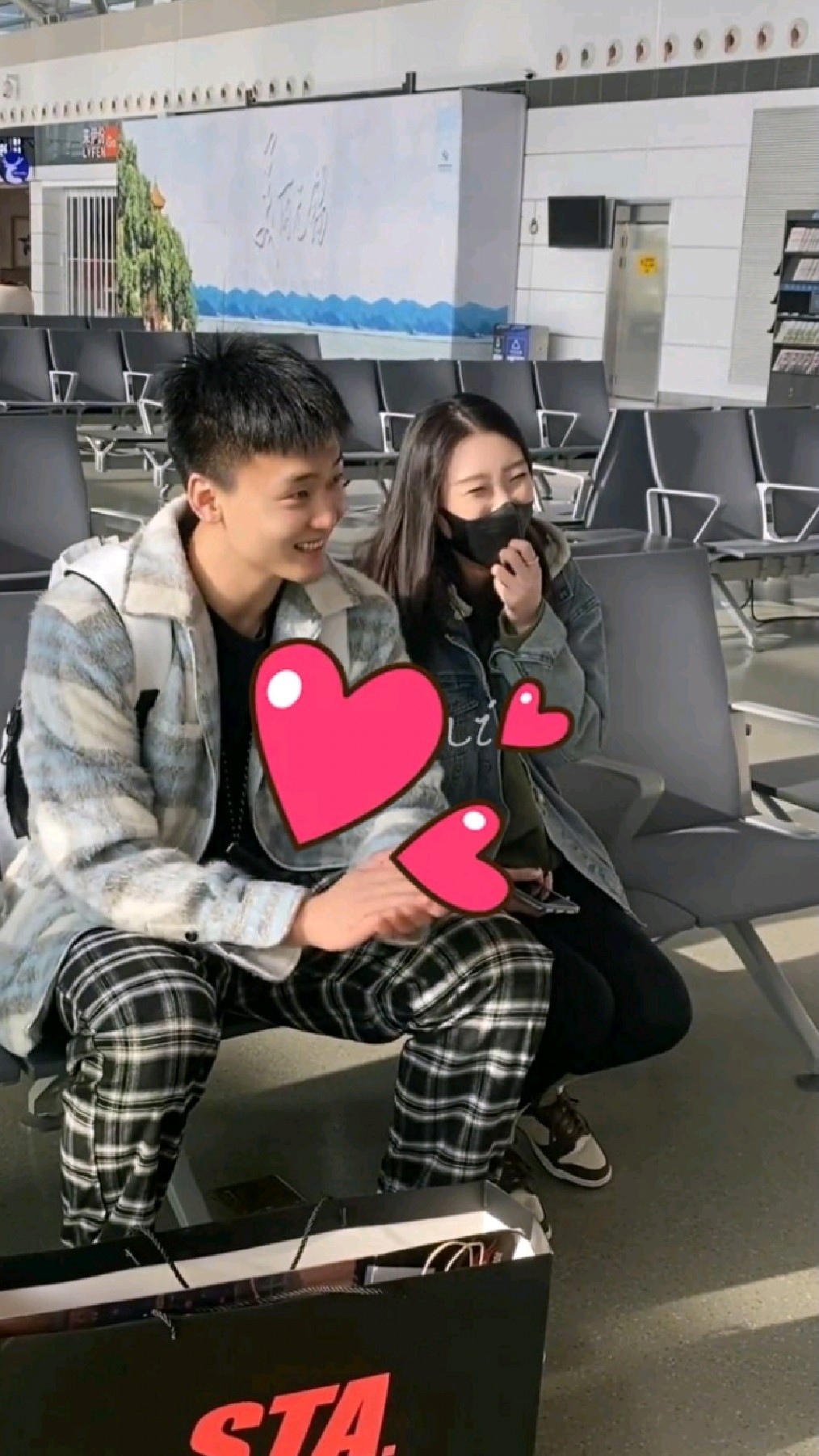 中国男篮赵睿跟粉丝亲密合影,网友:这也太甜了,甜蜜状如女朋友-度小视