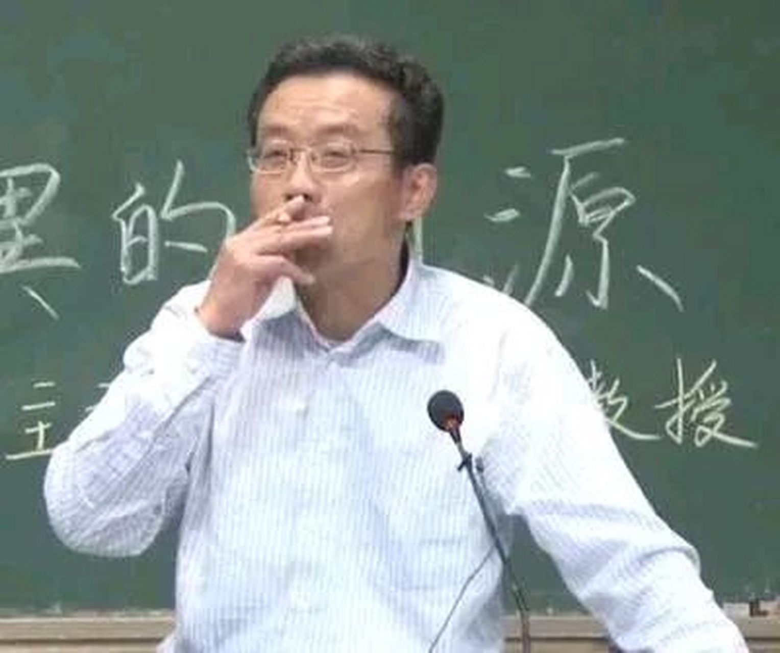 王德峰是上海复旦大学的一位哲学教授,他的上课视频被搬上网后,吸引了