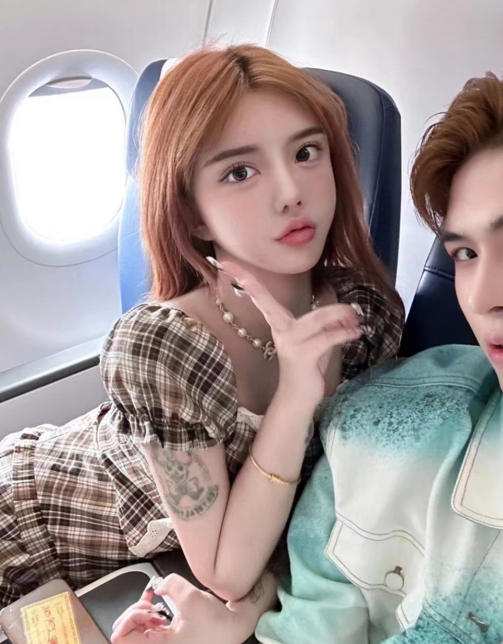 韩安冉度蜜月归来,与新老公宋浩然在飞机上合影秀恩爱,两人都是网红脸