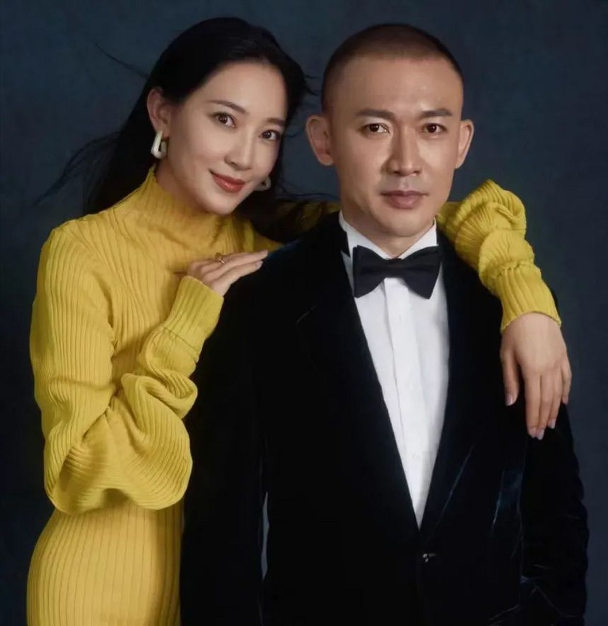 聂远在拍戏时与沈傲君相识,两人正是风华正茂的年纪,互相吸引走在一起