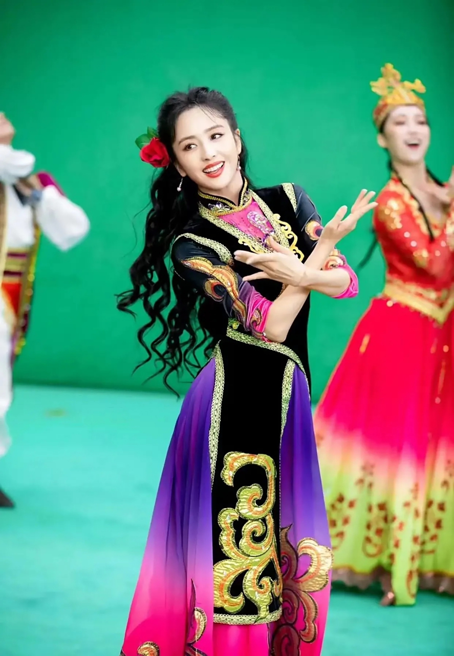 佟丽娅的这组舞蹈图片,头发很加分. 不过看起来,像假发.