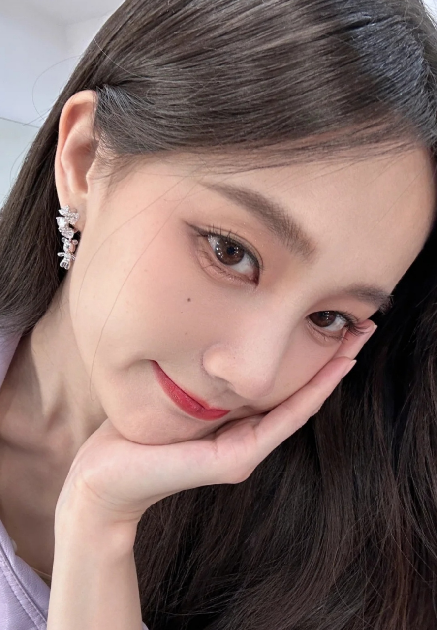 李一桐晒照堪称"自拍模板",换了五个手势凹造型,每一张都是俏皮甜美的