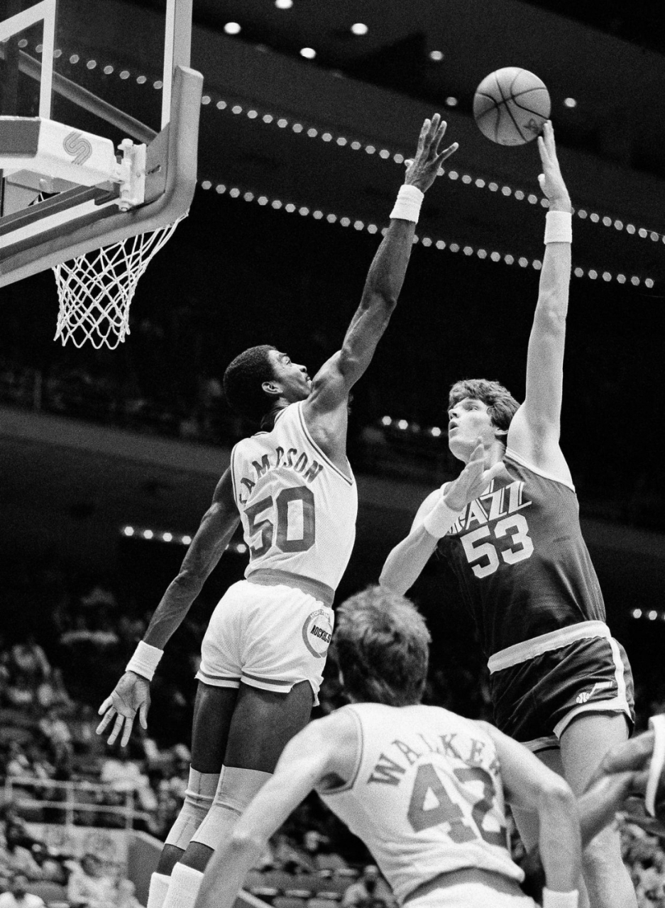 nba两个2米24的传奇中锋对决—马克·伊顿(犹他爵士53号)和拉尔夫